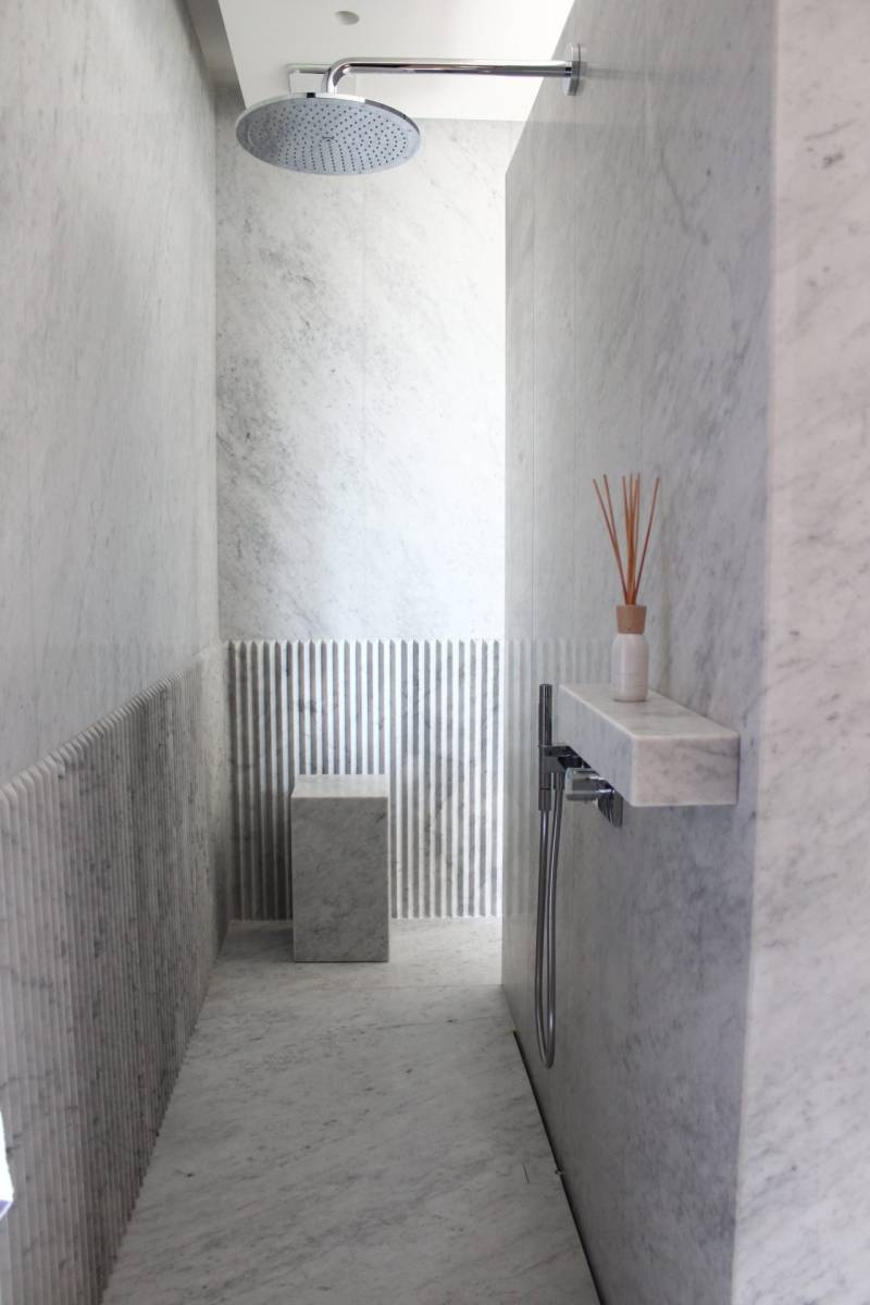 Splendide salle de bain en marbre de carrare à Chaponost (69)