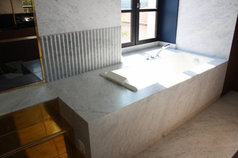 Splendide salle de bain en marbre de carrare à Chaponost (69)