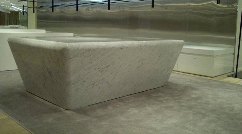 Habillage de meuble en marbre pour un magasin de luxe à Paris