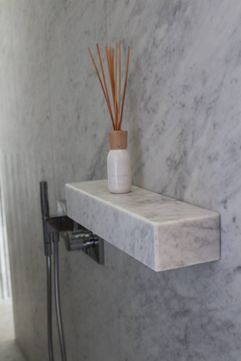 Splendide salle de bain en marbre de carrare à Chaponost (69)