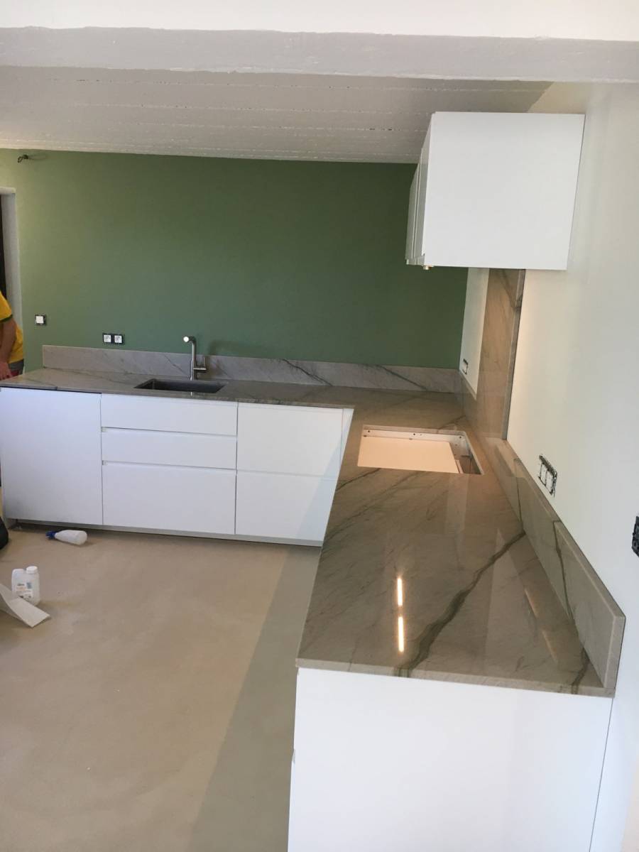 Granit meridian blue en plan de travail dans les Monts d'Or (69)