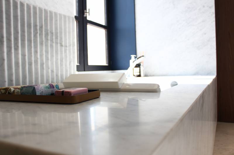 Splendide salle de bain en marbre de carrare à Chaponost (69)