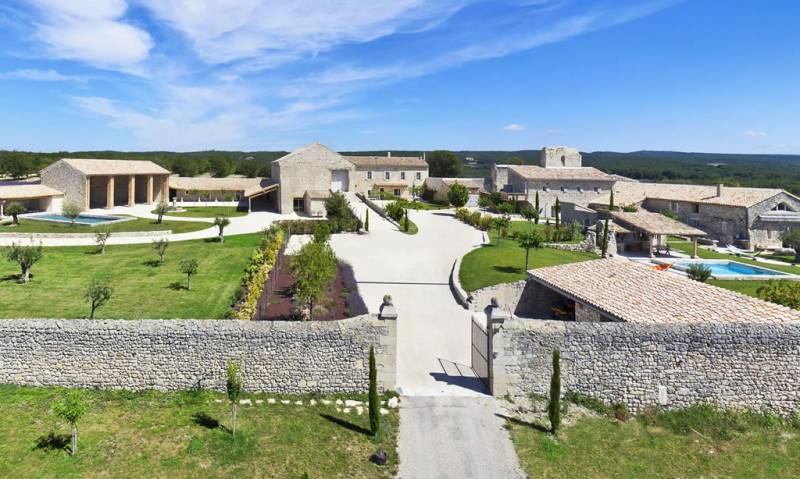 Dallage en pierre naturelle : salle de réception et plage piscine dans la Région Rhône-Alpes (Drôme)