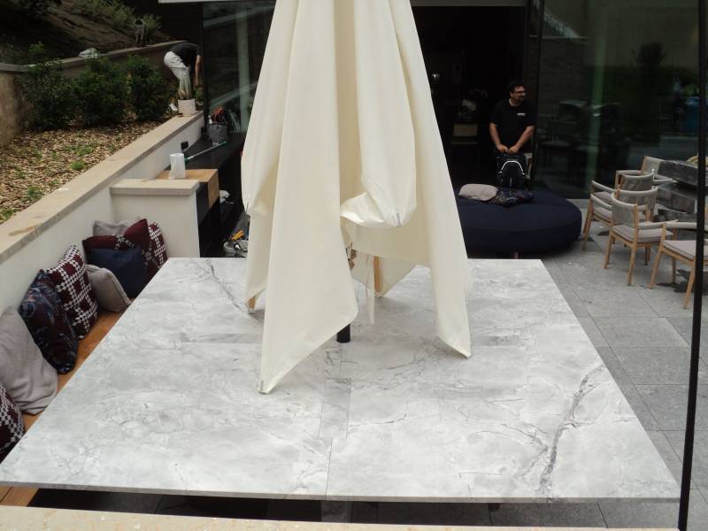 Fabrication d'une table extérieur en granit sur-mesure dans les hauteurs de Lyon (69)