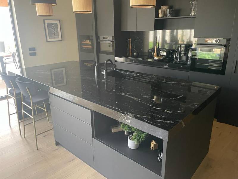 Plan de travail cuisine en granit Via Lattea à Saint Cyr au Mont d'Or près de Lyon (69)