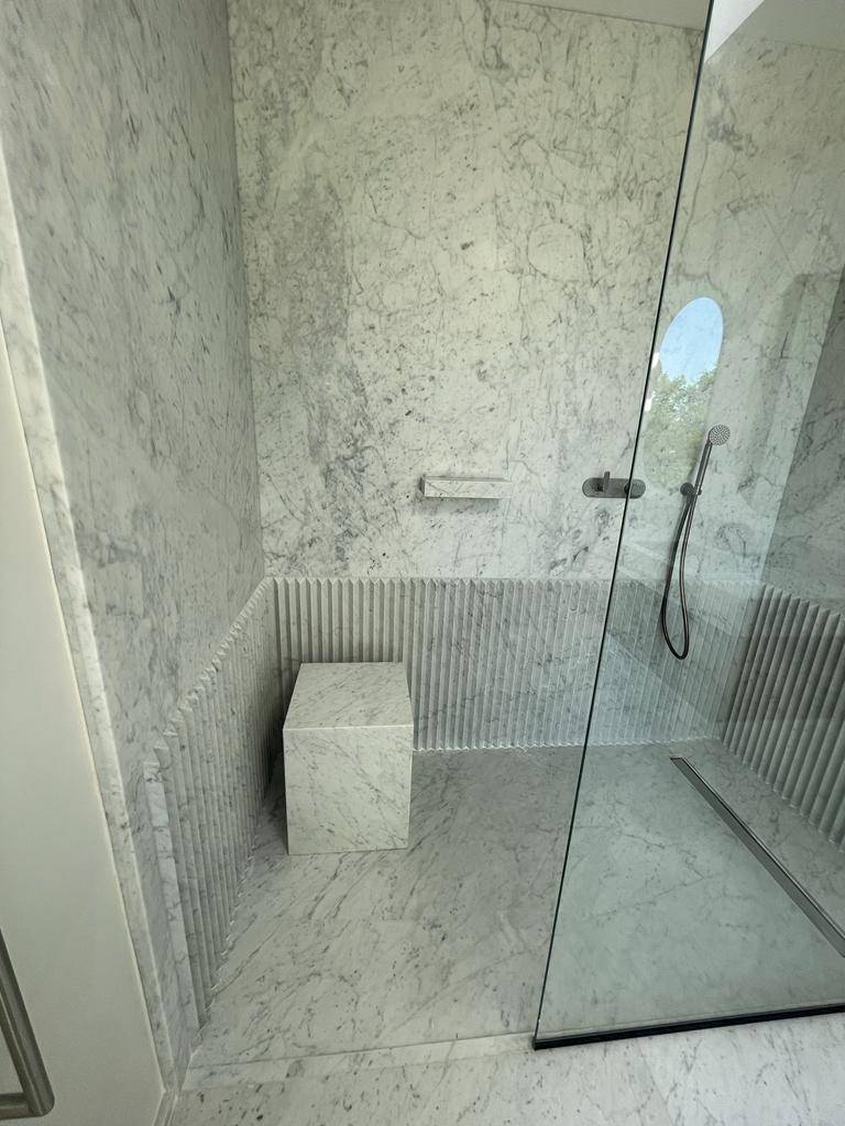 Magnifique salle de bain en marbre de carrare à Tassin la Demi Lune dans le Rhône (69)