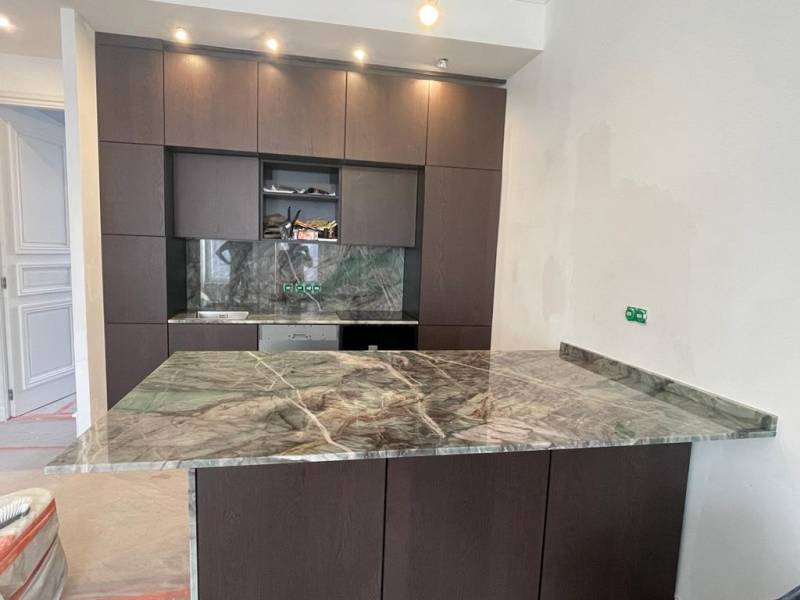 Dessus de cuisine en quartzite Vesuvio pour un appartement en plein de coeur de Lyon
