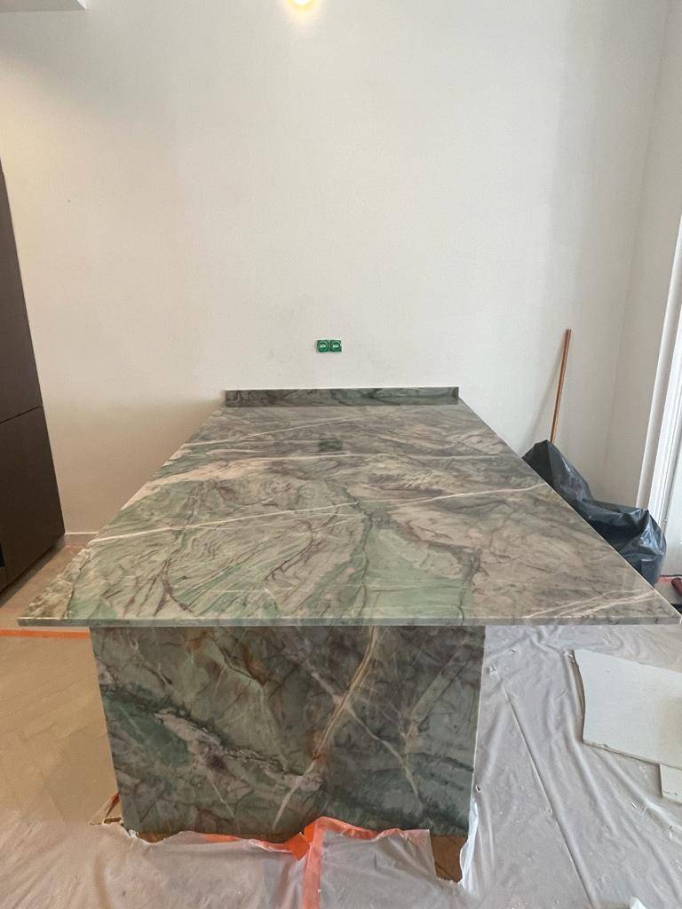 Dessus de cuisine en quartzite Vesuvio pour un appartement en plein de coeur de Lyon