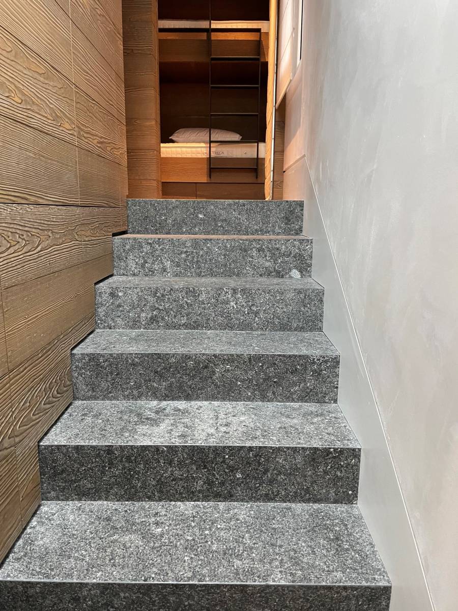 Création d'un escalier droit en Bleue de Hainaut pour un chalet de prestige à Megève en Région Rhone-Alpes