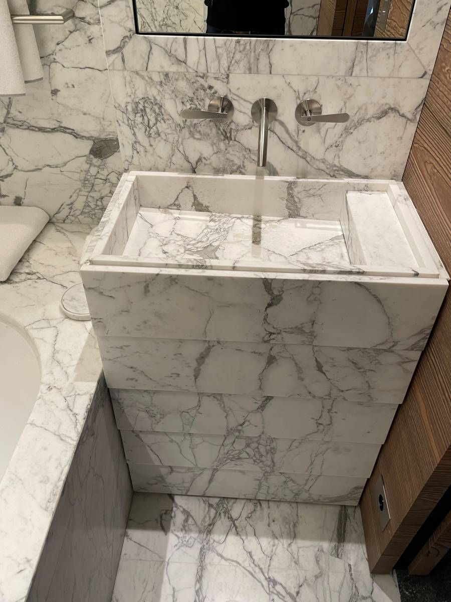 Faites entrer le marbre Calacatta Venato dans votre salle de bain de Megève