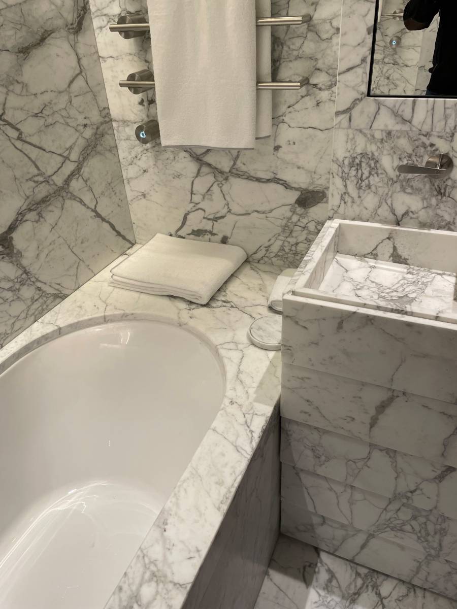 Faites entrer le marbre Calacatta Venato dans votre salle de bain de Megève