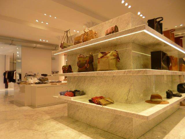 Habillage de meuble en marbre pour un magasin de luxe à Paris