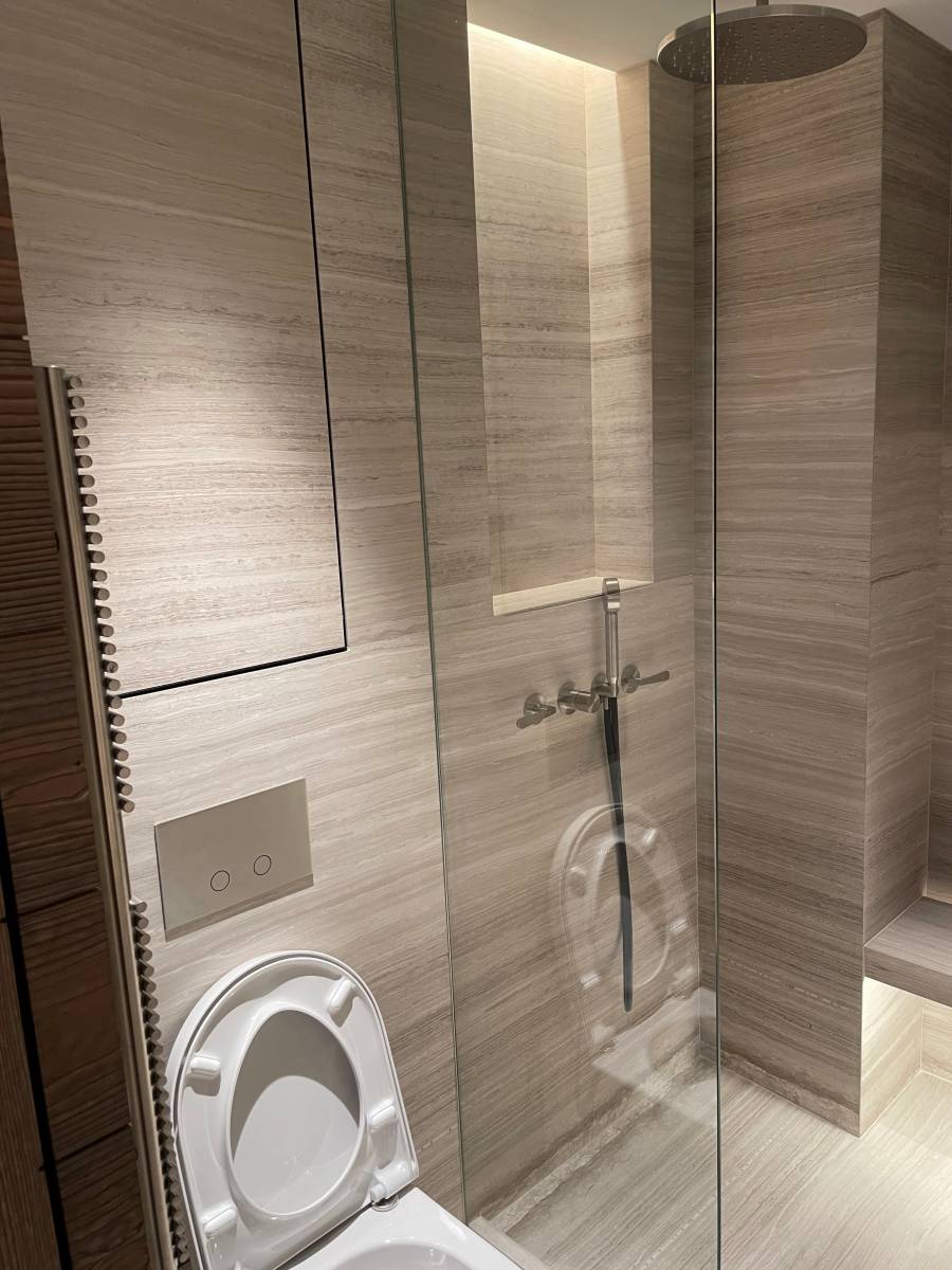 Réalisation d'une salle de bain en marbre type Silk Georgette à Megève