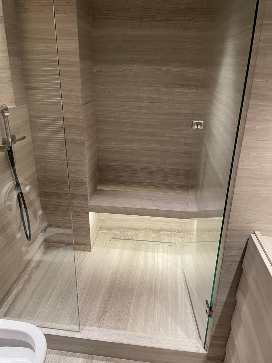 Réalisation d'une salle de bain en marbre type Silk Georgette à Megève