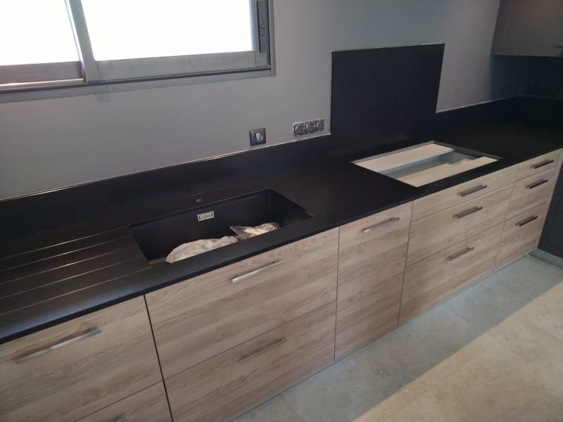 Dessus de cuisine avec le célèbre granit noir du zimbabwe à Lyon (69)